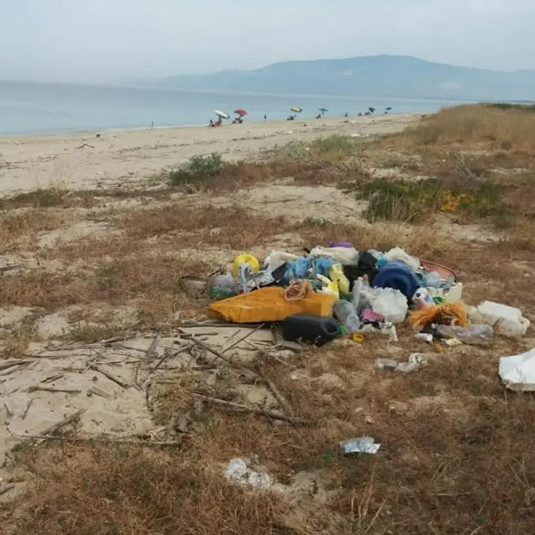 Pizzo, la spiaggia come una discarica: il degrado attanaglia Colamaio. Una lettrice: «Rifiuti ed erbacce ovunque»