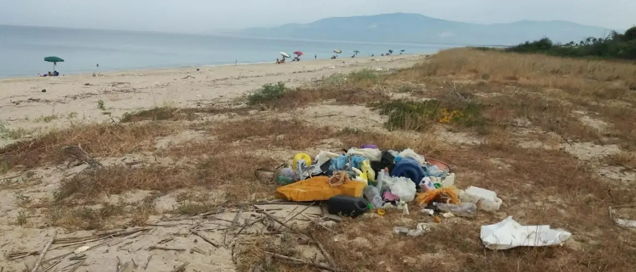 Pizzo, la spiaggia come una discarica: il degrado attanaglia Colamaio. Una lettrice: «Rifiuti ed erbacce ovunque»