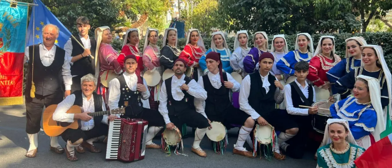 Suoni, colori e tradizioni: il gruppo folk città di Vibo tra i protagonisti dell’Europeade in terra sarda -Video
