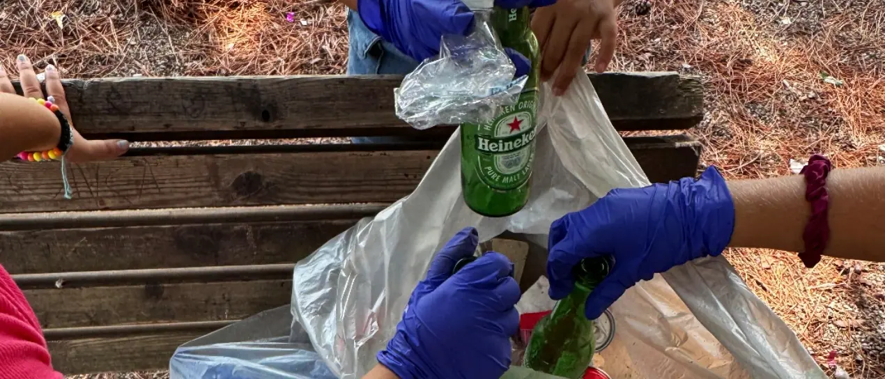 Vibo Marina, troppi rifiuti nella storica pineta: a ripulirla ci pensano i bambini di un centro estivo