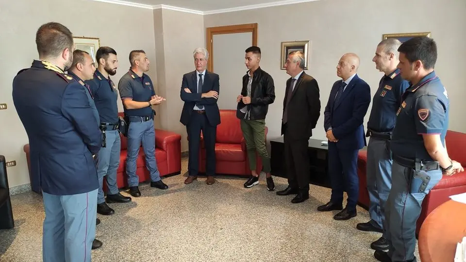Salvato dai poliziotti, Giuseppe Galati ricevuto da questore e prefetto - Video
