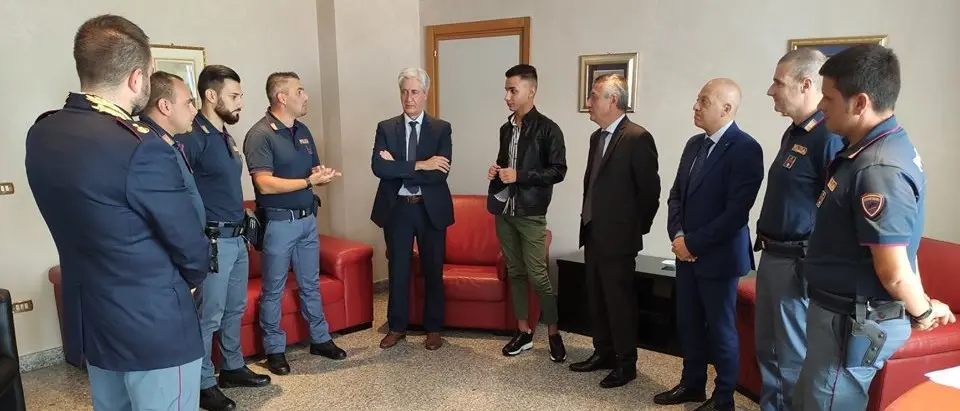 Salvato dai poliziotti, Giuseppe Galati ricevuto da questore e prefetto - Video