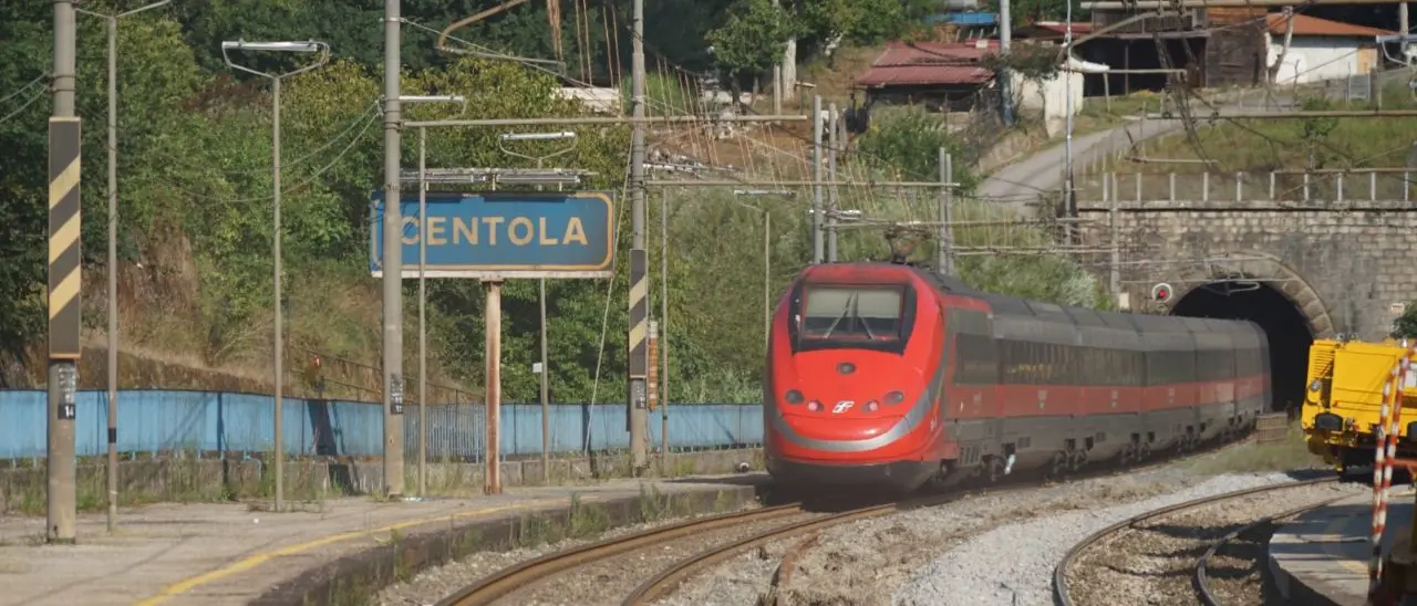 Riaperta la linea ferroviaria ma i disagi in Calabria non sono finiti: ritardi, cancellazioni e treni in transito su un solo binario