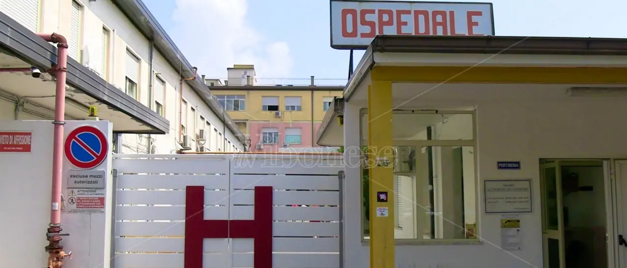 Ospedale di Vibo, lavoratori in affanno. La mobilitazione della Cgil: «Costretti a turni massacranti e zero benefici» - VIDEO