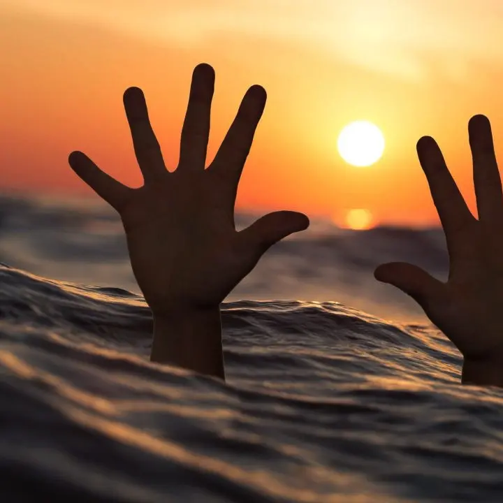 Inghiottito e restituito dal mare, il cadavere del bimbo trovato nel Golfo di Sant’Eufemia ha ora un nome