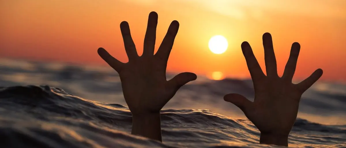 Inghiottito e restituito dal mare, il cadavere del bimbo trovato nel Golfo di Sant’Eufemia ha ora un nome