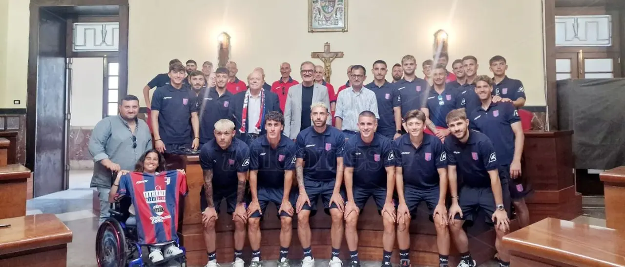 Vibonese calcio, parte il nuovo corso. Caffo presenta la squadra in Comune insieme al sindaco Romeo