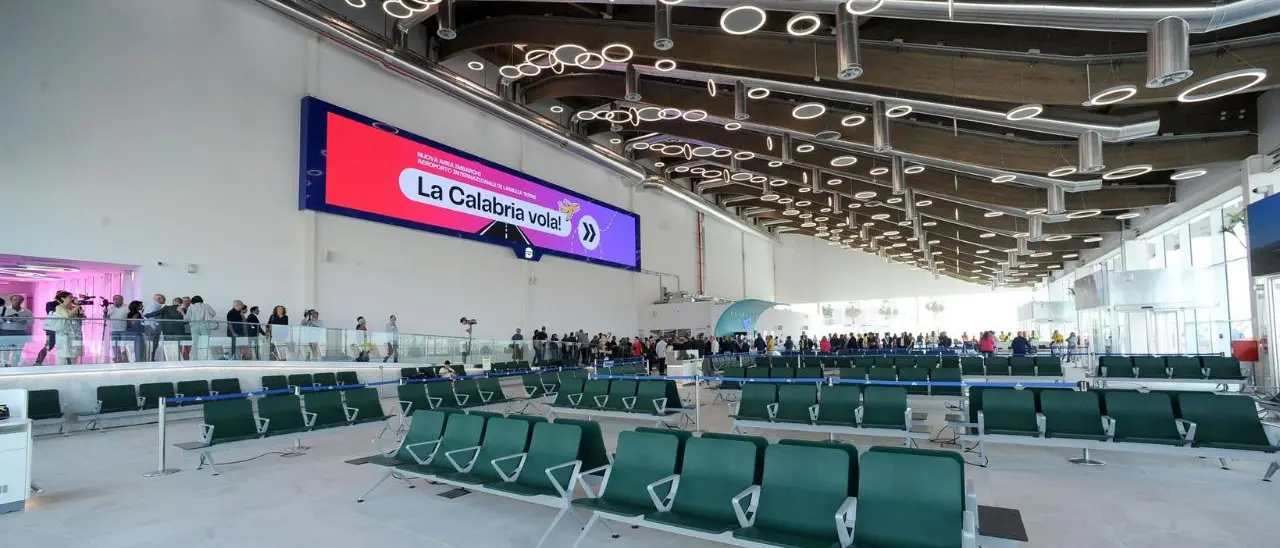 Aeroporto di Lamezia, inaugurati i nuovi gate. Prima si spendevano 19mila euro al mese per una tensostruttura