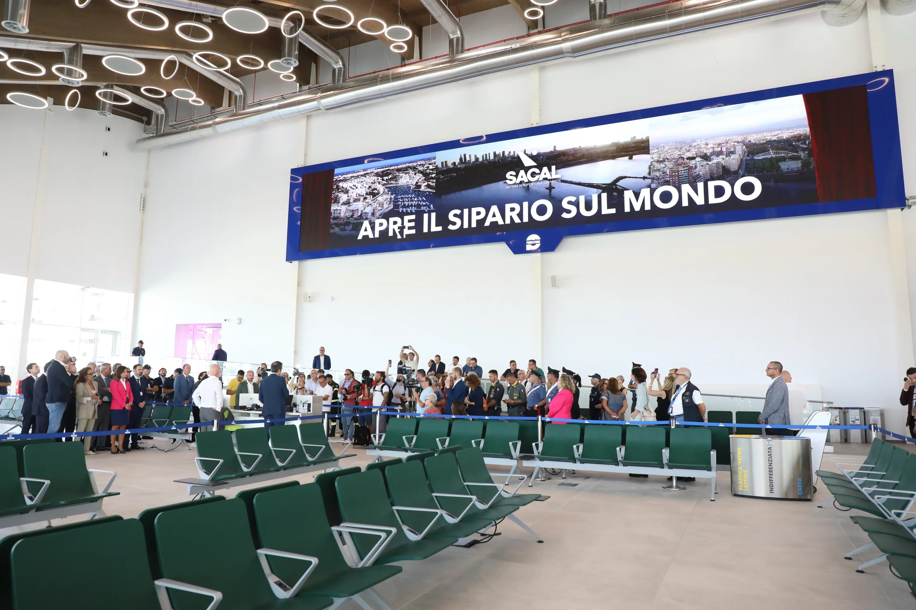 Il più grande maxischermo digitale in un aeroporto del Sud è a Lamezia: ecco il mega ledwall targato Pubbliemme - Video
