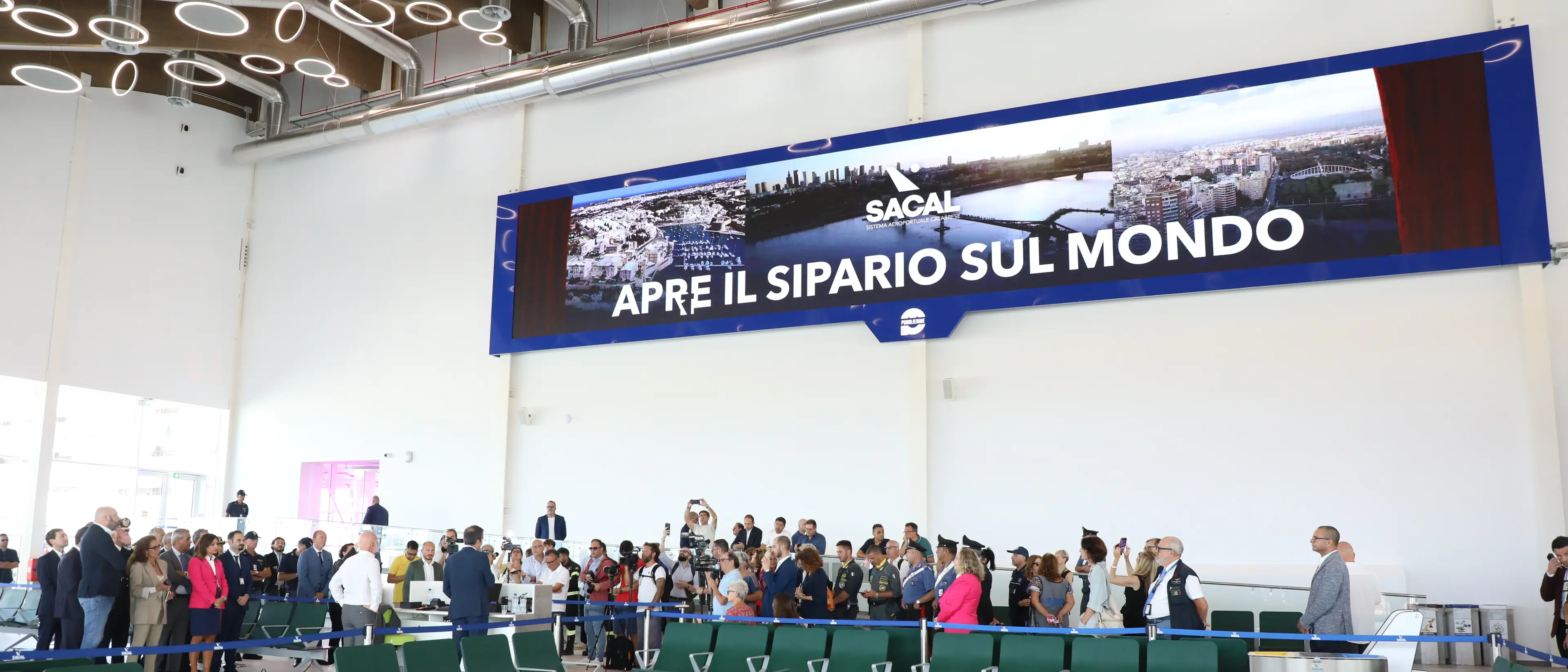 Il più grande maxischermo digitale in un aeroporto del Sud è a Lamezia: ecco il mega ledwall targato Pubbliemme - Video