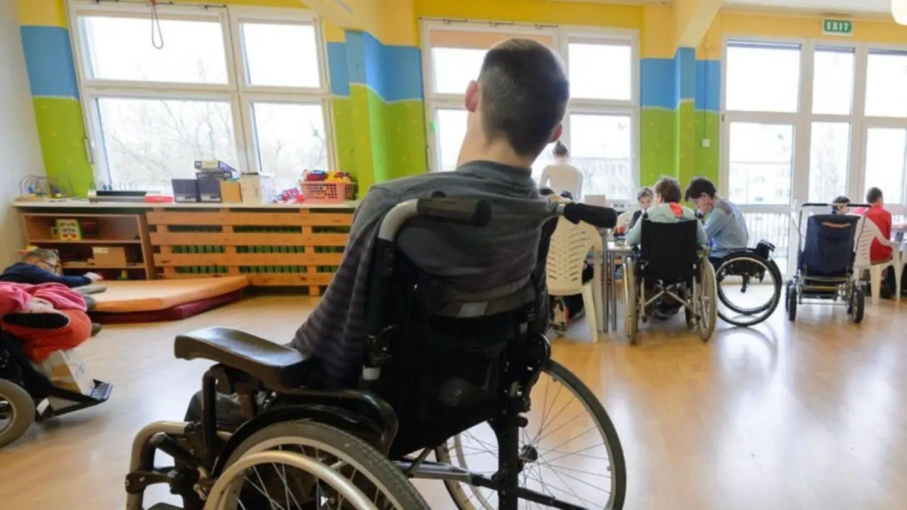 Vibo, il grido d'aiuto della cooperativa Fenice al vescovo: «Serve una sede e un nuovo pulmino, rischiamo di chiudere»