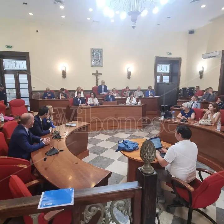 Vibo, Fdi invita il sindaco a dare risposte convincenti sul presunto assessore incompatibile