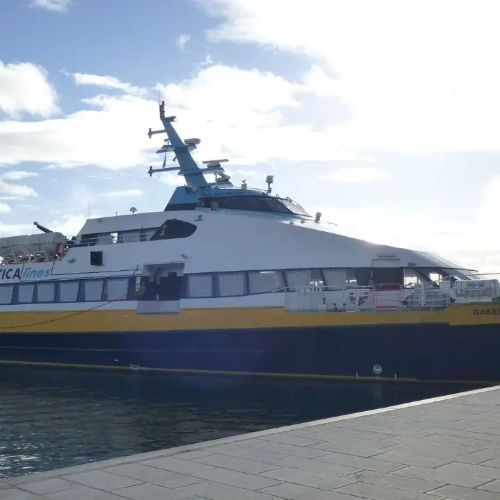 Vibo Marina, il catamarano Gabriele M in porto per effettuare le prove di ormeggio