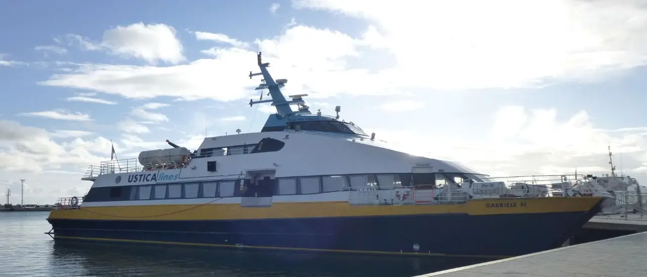 Vibo Marina, il catamarano Gabriele M in porto per effettuare le prove di ormeggio