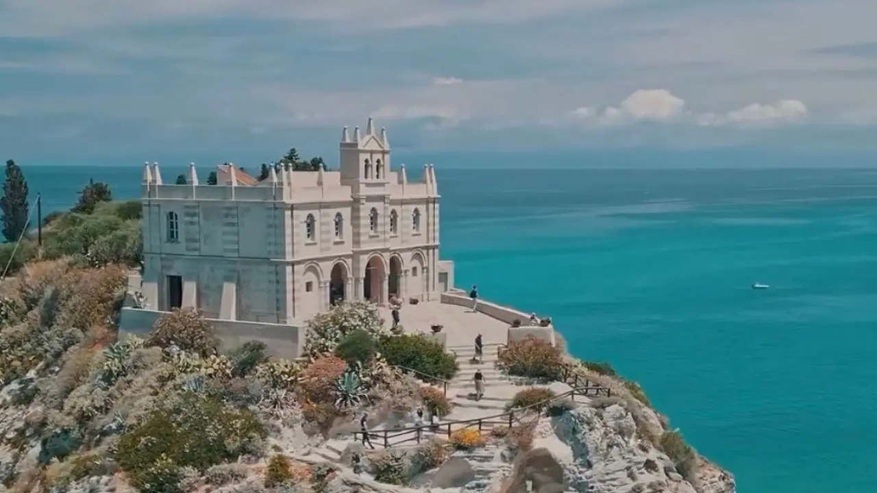 A Tropea la rassegna “Paride” anima il Maggio dei libri 2025 tra mito, cultura e attualità: ecco il programma