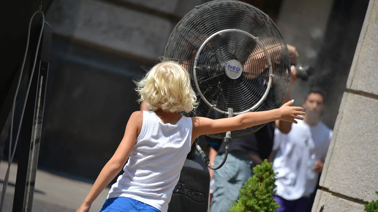 Milano - Caronte porta aria calda africana su Milano, i turisti e i milanesi cercano refrigerio, turisti davanti ad un ventilatore (Milano - 2013-07-25, Luca Matarazzo) p.s. la foto e\\' utilizzabile nel rispetto del contesto in cui e\\' stata scattata, e senza intento diffamatorio del decoro delle persone rappresentate , FOTOGRAMMA