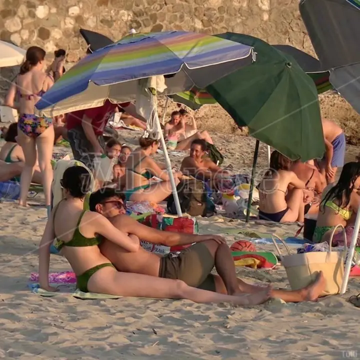 In spiaggia a Pizzo, turisti incantati dal mare e da tramonti mozzafiato: «Nulla da invidiare alle mete più richieste» - Video