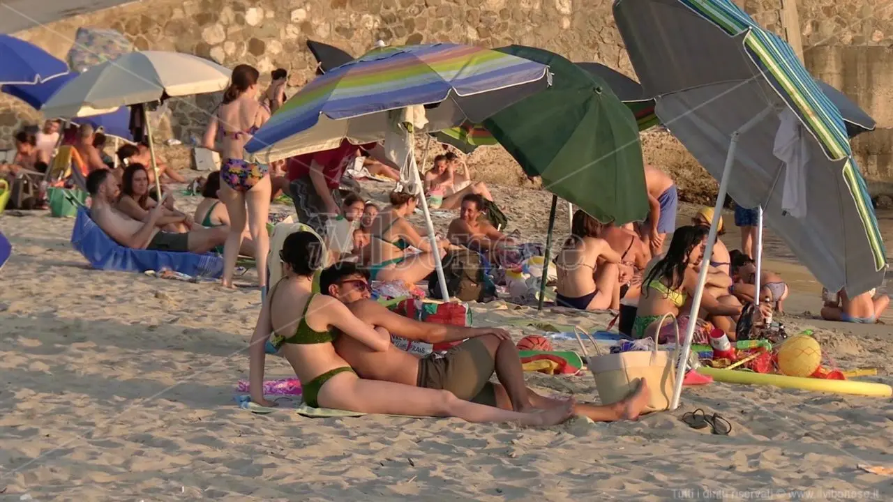 In spiaggia a Pizzo, turisti incantati dal mare e da tramonti mozzafiato: «Nulla da invidiare alle mete più richieste» - Video
