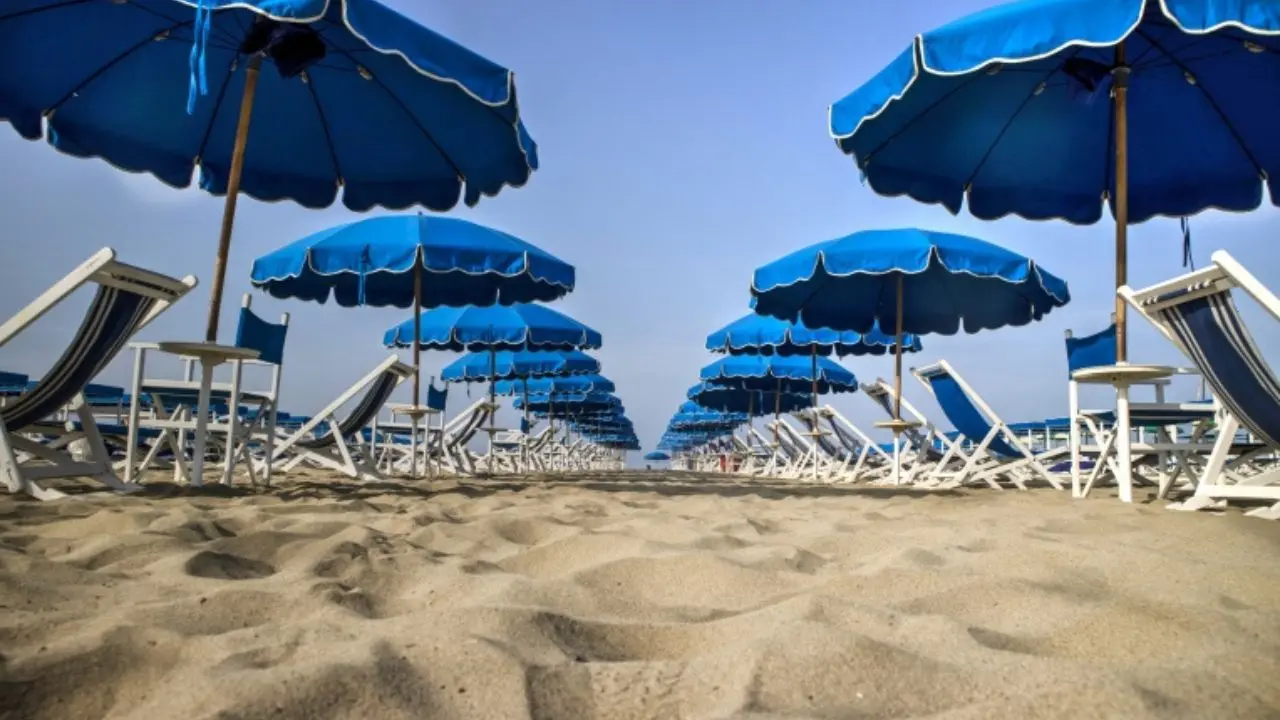 Sciopero stabilimenti balneari: a Tropea e lungo la Costa degli Dei ombrelloni aperti. Per il sindacato «adesione comunque massiccia»