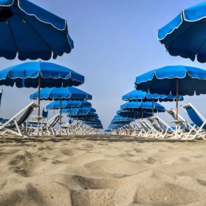 Un’estate a Catanzaro Lido: «Dodici ore sotto al sole, e stipendi in nero. Se ti sta bene così altrimenti te ne vai». La storia di Carla, bagnina, aspetta ancora la paga di agosto\n