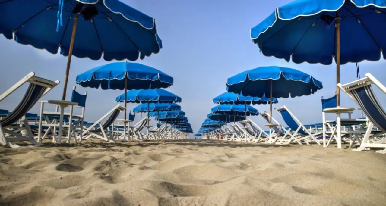 Un’estate a Catanzaro Lido: «Dodici ore sotto al sole, e stipendi in nero. Se ti sta bene così altrimenti te ne vai». La storia di Carla, bagnina, aspetta ancora la paga di agosto\n