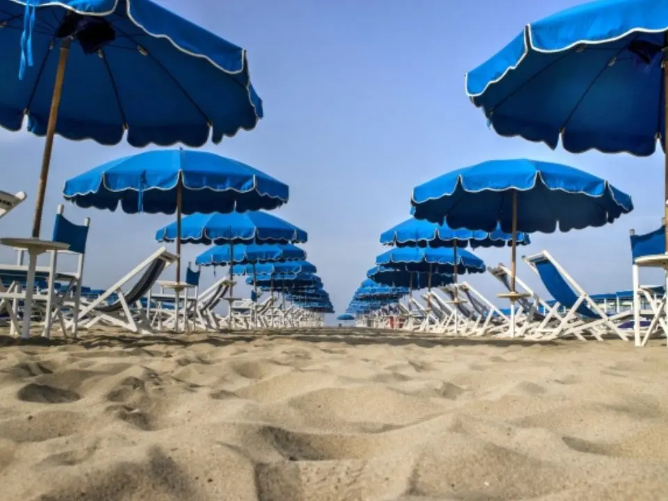 Un’estate a Catanzaro Lido: «Dodici ore sotto al sole, e stipendi in nero. Se ti sta bene così altrimenti te ne vai». La storia di Carla, bagnina, aspetta ancora la paga di agosto