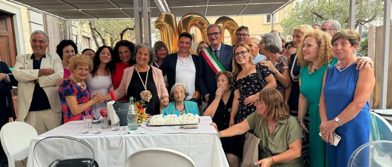Vibo, cento candeline per la prof Carmelina Congestrì. Il sindaco: «Un simbolo di saggezza e di dedizione al prossimo»