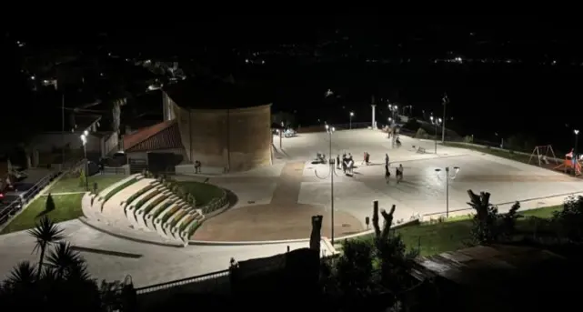 Ad Arzona di Filandari inaugurata la piazza-teatro, il sindaco Fuduli: «Vero e proprio capolavoro»