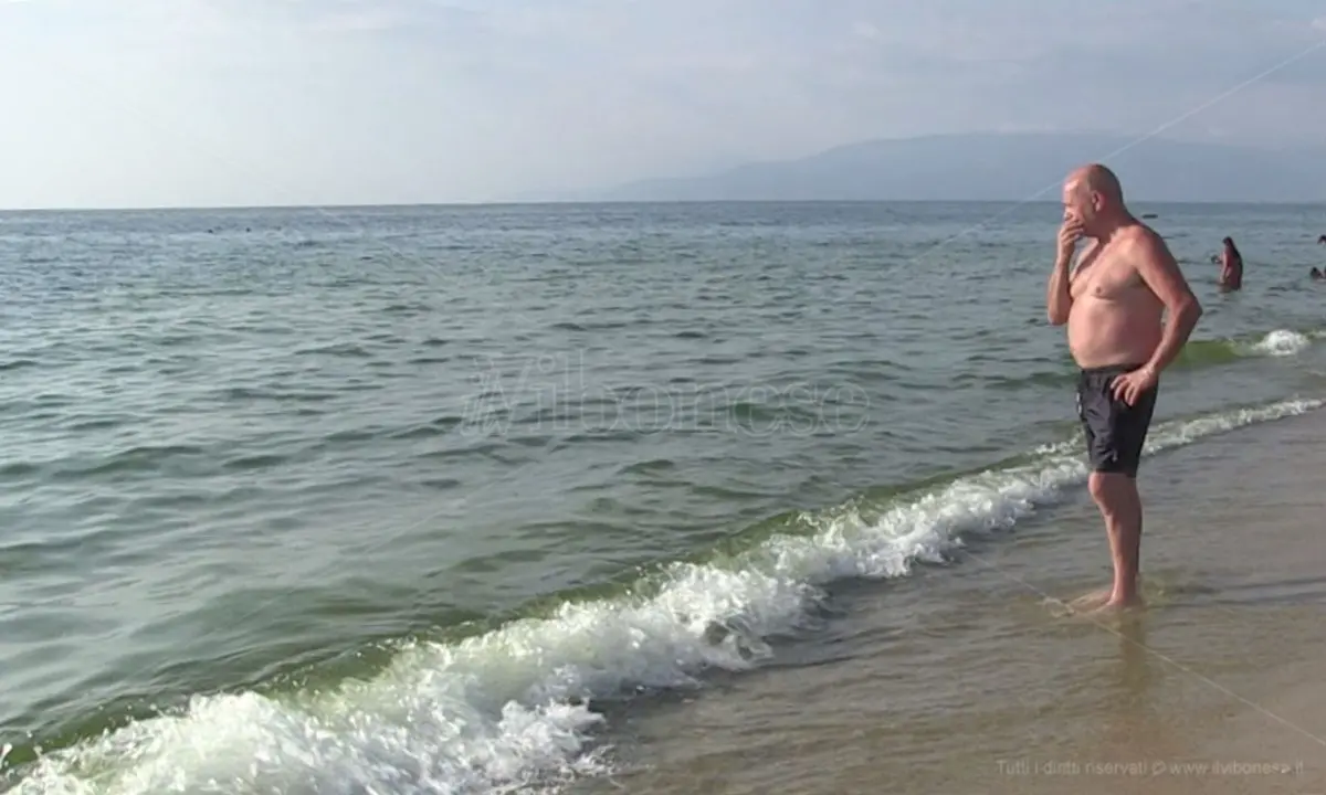 L’altra faccia di Pizzo, mare sempre più verde e turisti in fuga dai grandi lidi: «Qui non torneremo più» - VIDEO