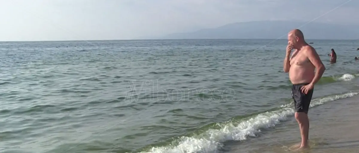 L’altra faccia di Pizzo, mare sempre più verde e turisti in fuga dai grandi lidi: «Qui non torneremo più» - VIDEO