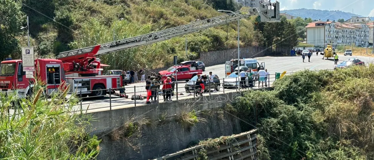 Morto l’uomo precipitato nel dirupo a Pizzo, sotto shock l’ausiliare del traffico che ha afferrato la figlia di 7 anni: «Potevo salvare anche lui»