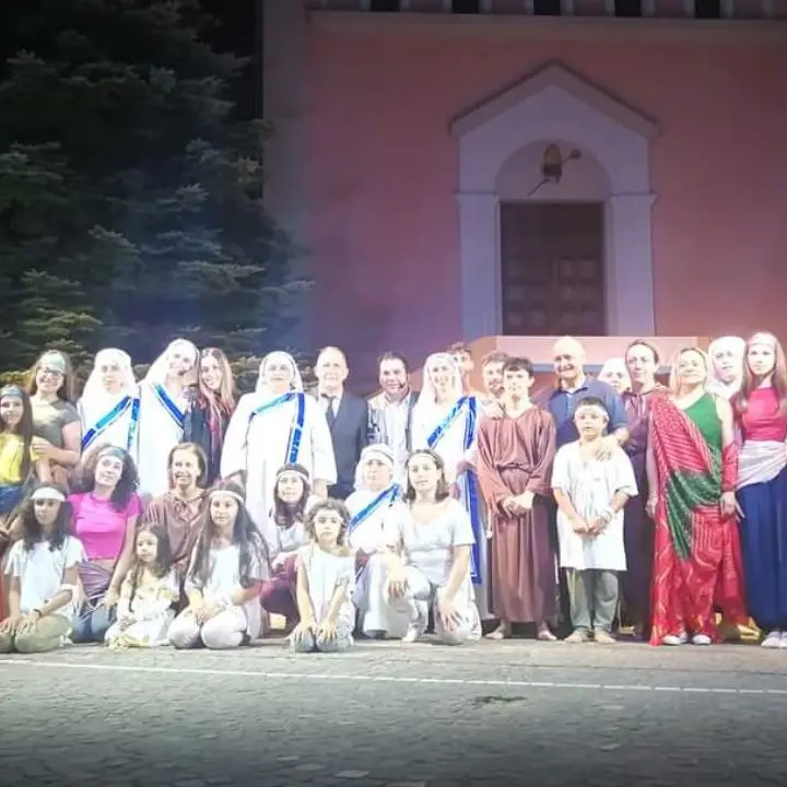 Madre Teresa di Calcutta rivive a Pizzoni: grande successo per il musical della parrocchia