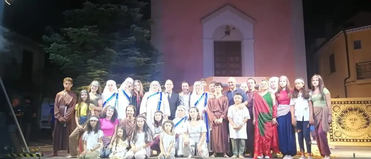 Madre Teresa di Calcutta rivive a Pizzoni: grande successo per il musical della parrocchia