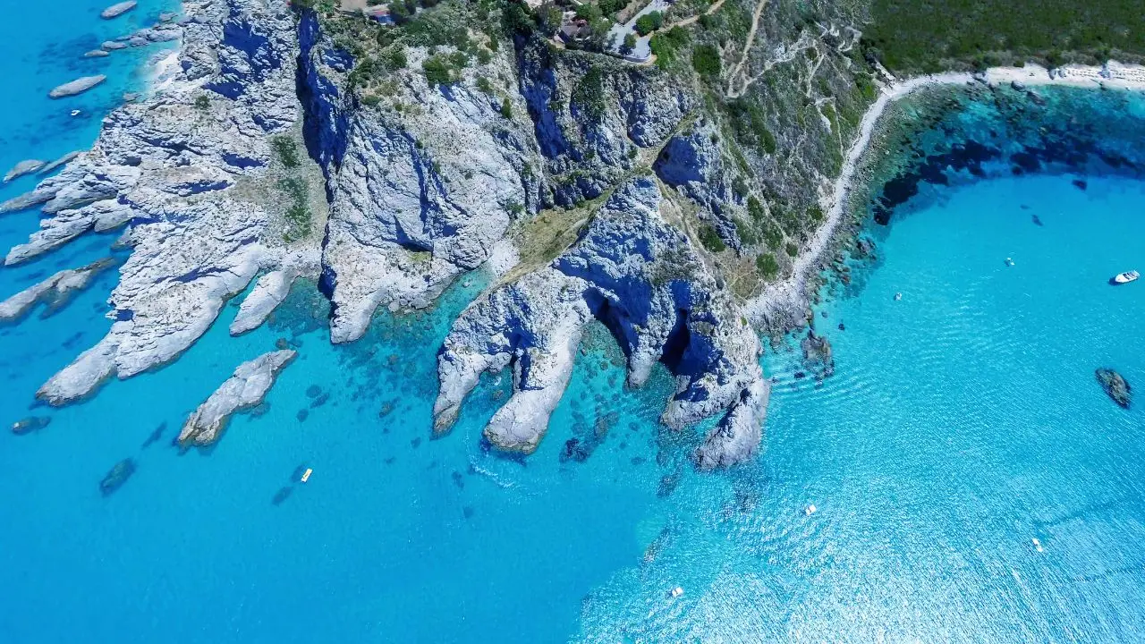 Struttura turistica sequestrata a Capo Vaticano, titolare denunciato per mancanza di autorizzazioni