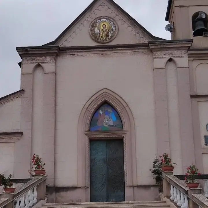 Favelloni, chiesa chiusa e santo patrono sotto chiave. Emigranti e fedeli amareggiati: «Speriamo nell'intervento del vescovo»