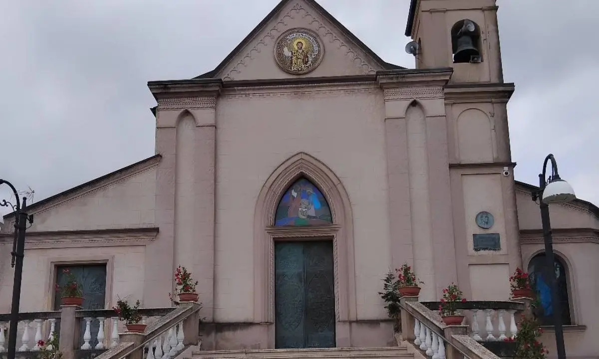 Favelloni, chiesa chiusa e santo patrono sotto chiave. Emigranti e fedeli amareggiati: «Speriamo nell'intervento del vescovo»