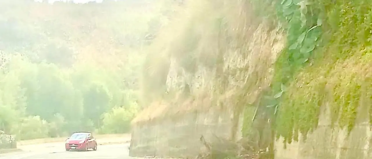 Maltempo a Ricadi, piccola frana ancora non segnalata lungo la provinciale nei pressi di Torre Ruffa
