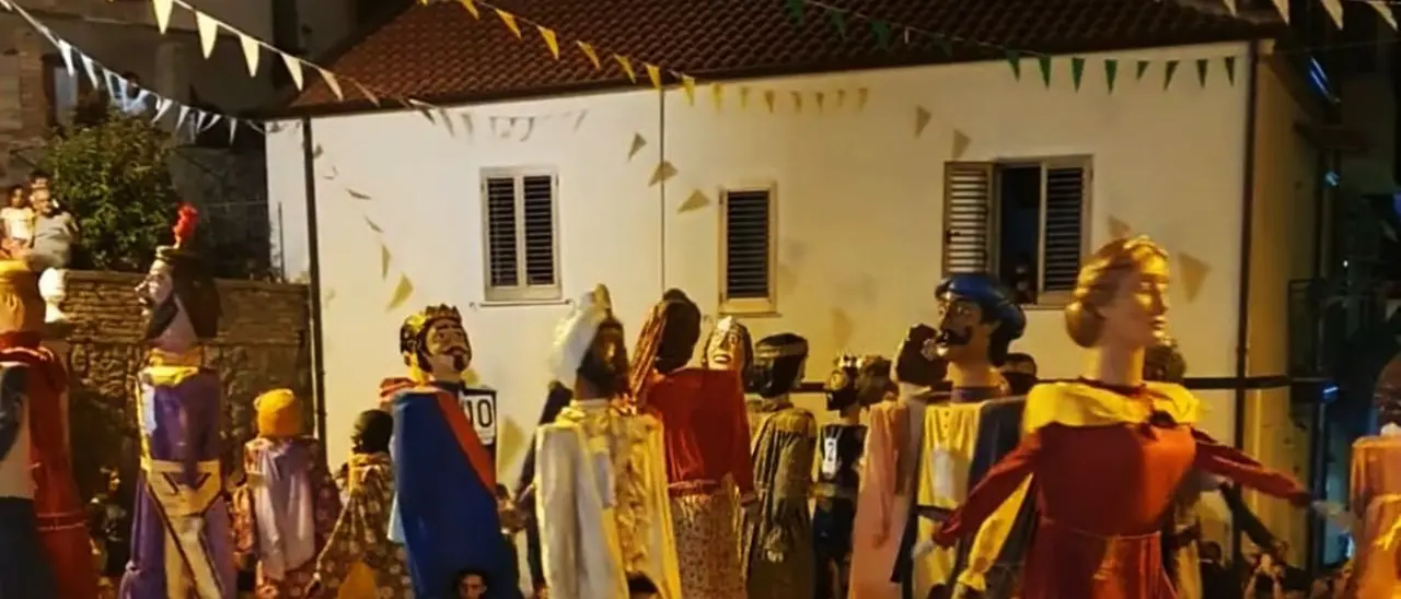 Zungri si veste di storia e tradizione: torna il secondo raduno dei giganti Mata e Grifone