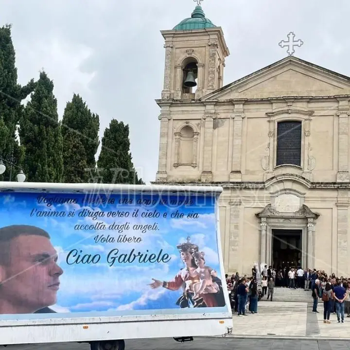 «Gabriele era un puro», commozione al funerale del 23enne vibonese ritrovato senza vita in mare