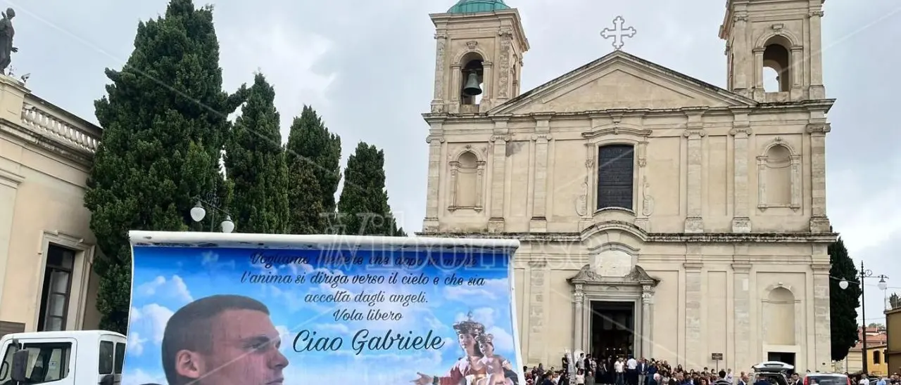 «Gabriele era un puro», commozione al funerale del 23enne vibonese ritrovato senza vita in mare