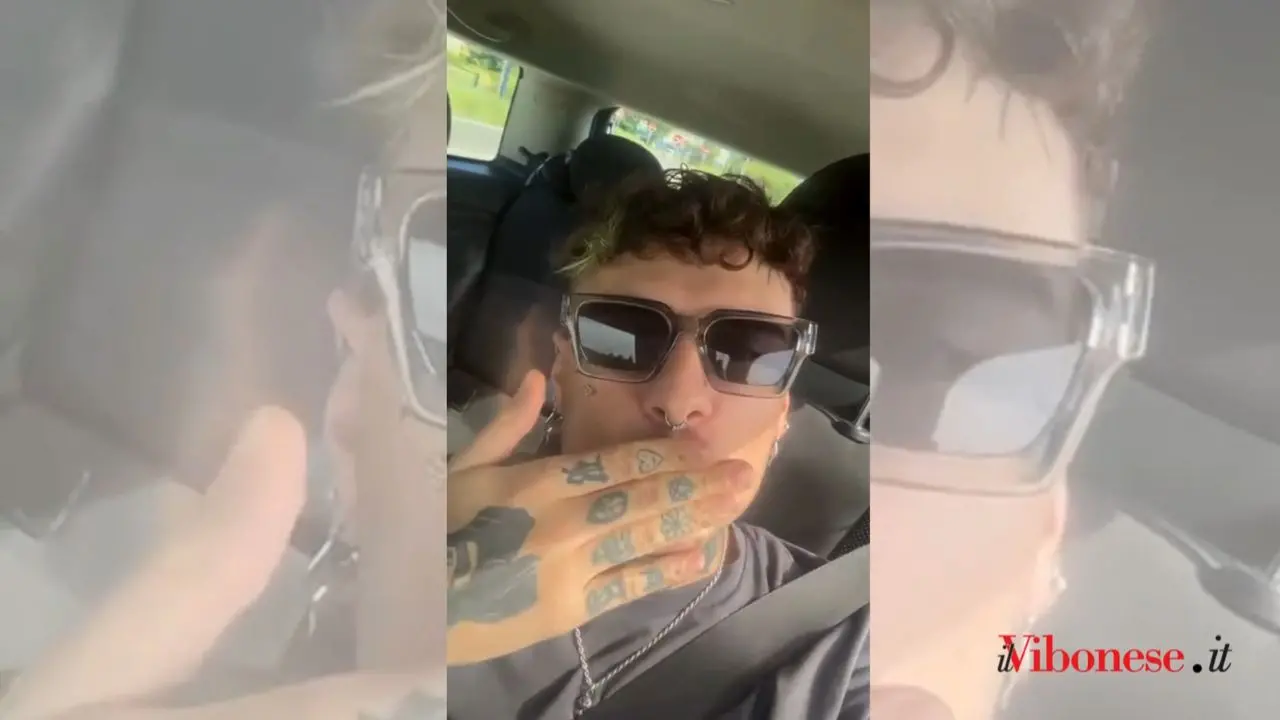 Rosa Chemical manda un bacio ai fan e promette «un grande concerto italiano» a Vibo Marina - VIDEO