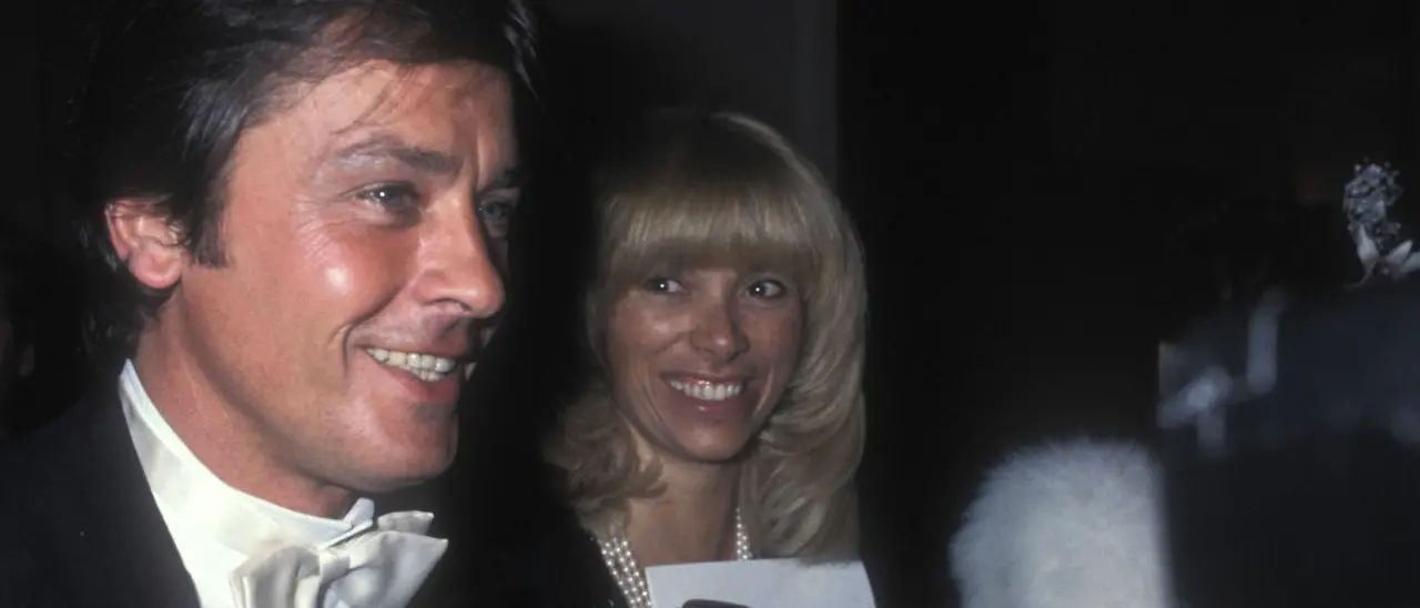 È morto Alain Delon, il mondo perde la sua leggendaria icona di bellezza maschile