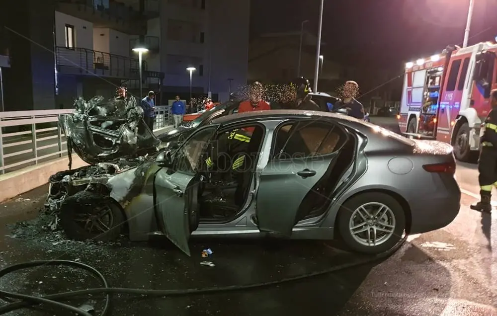 Auto in fiamme a Vibo, indaga la Polizia - Foto