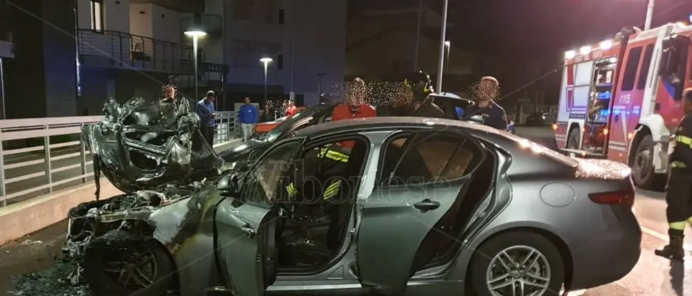 Auto in fiamme a Vibo, indaga la Polizia - Foto