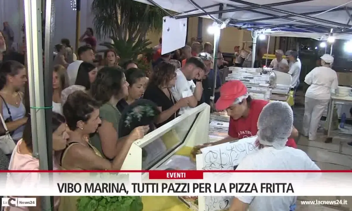 Vibo Marina, tutti pazzi per la pizza fritta: boom di presenze all'undicesima edizione della Sagra - Video