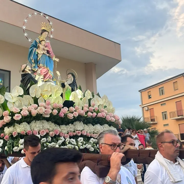 La pioggia concede una tregua, la festa della Madonna a Vibo Marina inizia: «Pronti a sospendere se peggiora»