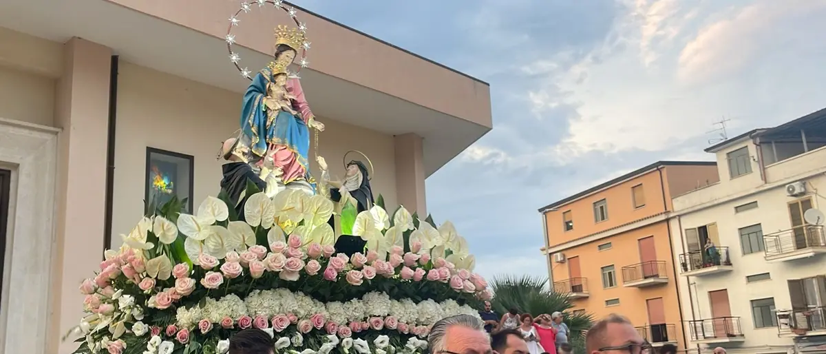 La pioggia concede una tregua, la festa della Madonna a Vibo Marina inizia: «Pronti a sospendere se peggiora»