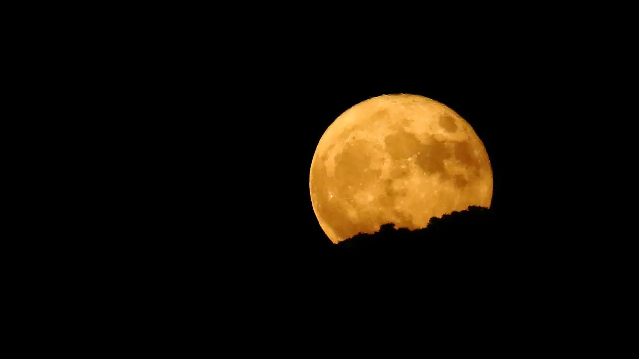 Tutti col naso all’insù, arriva la luna dello Storione: ecco quando osservarla