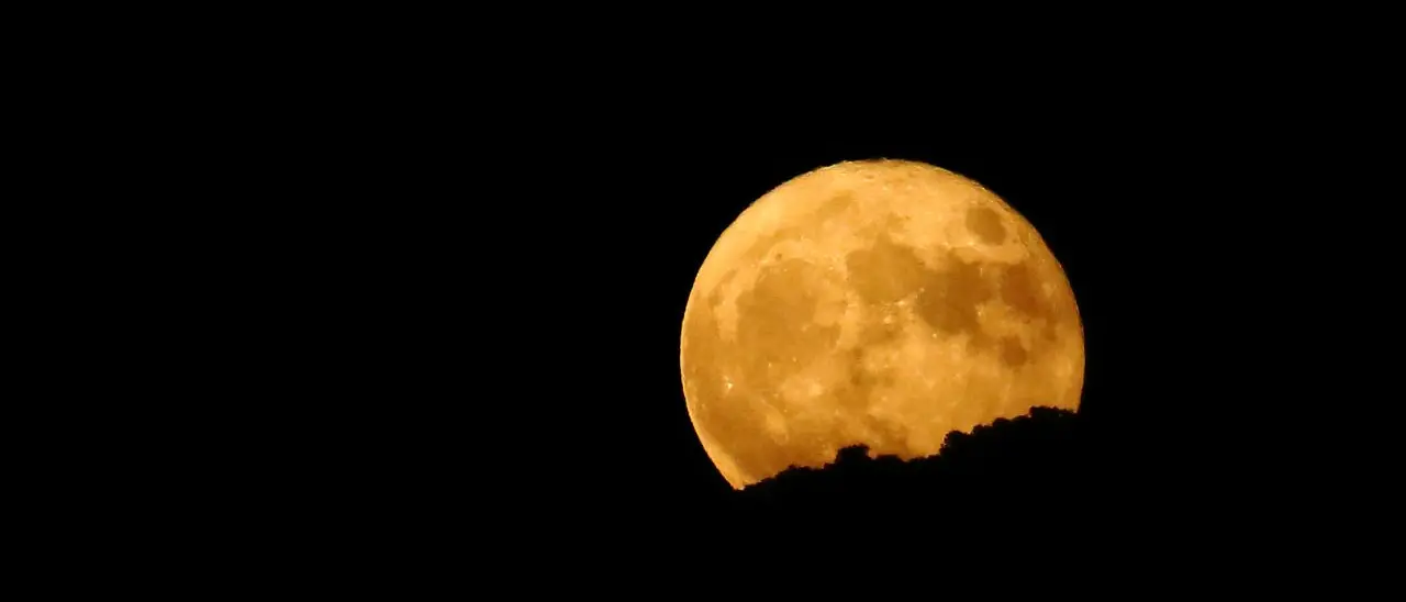 Tutti col naso all’insù, arriva la luna dello Storione: ecco quando osservarla