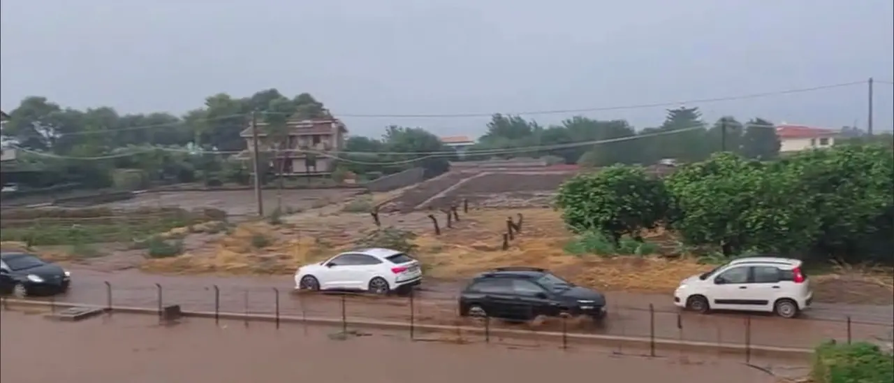 Ricadi, arriva il maltempo e il mare dai colori caraibici diventa marrone: frane, allagamenti e torrenti di fango